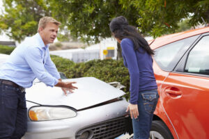 ¿Puedo Reclamar Una Compensación Si Me Culpan Por Mi Accidente de Auto en California?